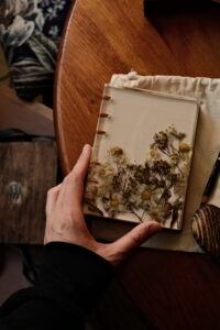 Notes A6 z żywiczną okładką i zatopionymi kwiatami – 88 kart, papier 120 g/m², szycie koptyjskie