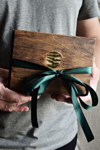 Album harmonijkowy na zdjęcia 10x15 – drewniana okładka z paprocią w żywicy, miejsce na 40 fotografii, rękodzieło