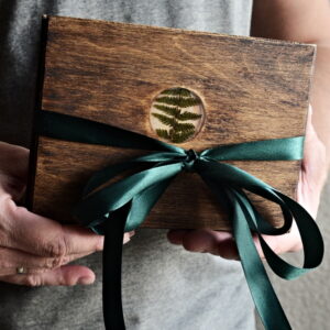 Album harmonijkowy na zdjęcia 10x15 – drewniana okładka z paprocią w żywicy, miejsce na 40 fotografii, rękodzieło