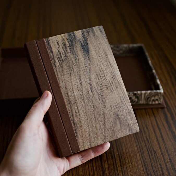 Ręcznie wykonany notes a6 w oprawie dos rapport z orzechem i pudełkiem clamshell box